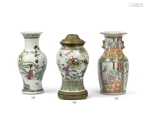 CHINE - XIXe siècle Vase balustre en porcelaine émaillée pol...