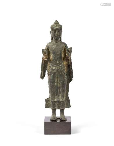 THAILANDE, Lopburi - XIIIe siècle Statuette de bouddha debou...
