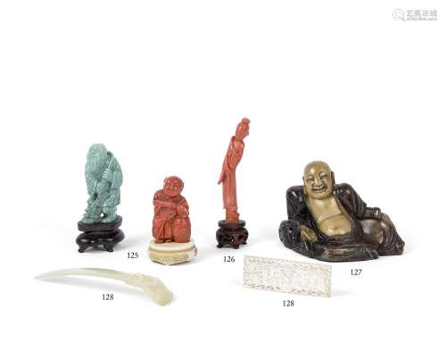 CHINE - XIXe siècle Deux statuettes : - l'une en corail ...