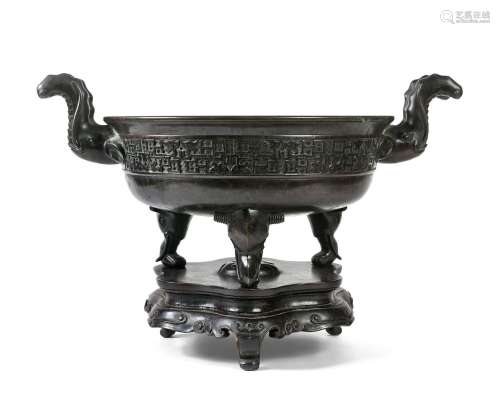 CHINE - XIXe siècle Grand brûle-parfum tripode en bronze à p...
