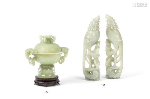 CHINE - XXe siècle Brûle-parfum en serpentine, à décor sculp...