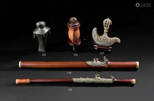CHINE - Vers 1900Pipe à opium en bambou, la plaque en pakton...
