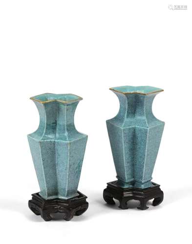 CHINE - XVIIIe sièclePaire de petits vases de forme double l...