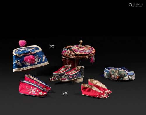 CHINE - Fin du XIXe siècleTrois paires de chaussures lotus e...