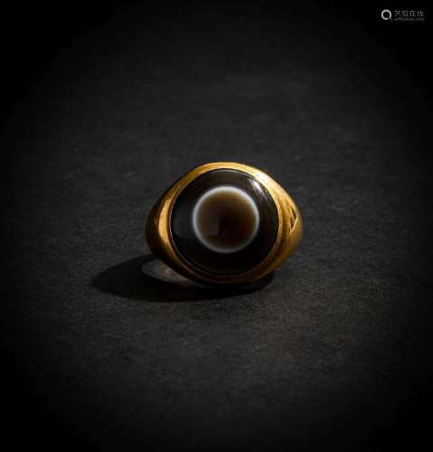 A DZI BEAD EYE RING SET ON GOLD