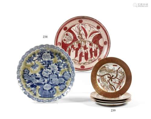 JAPON - XXe siècleDeux plats, l'une en porcelaine émaill...