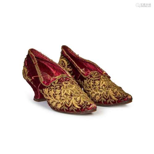 A PAIR OF SULTANA VELVET & GOLD METAL THREAD SHOES, 18TH...