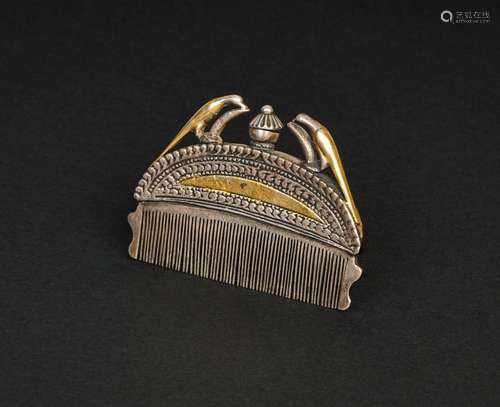 A MUGHAL GOLD & SILVER HAIR COMB WITH BIRDS, 18TH CENTUR...