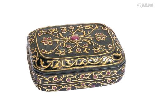 A MUGHAL SPINACH JADE GEM SET ON GOLD LIDDED BOX, 18TH/19TH ...