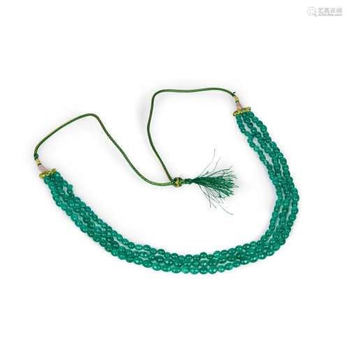 AN INDIAN EMERALD THREE STRAND NECKLACE, 20TH CENTURY