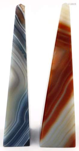 Two polished banded agate obelisks, largest H: 15 cm (2). P&...