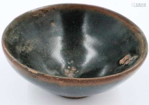 Southern Song Dynasty glazed bowl, footed, D: 9 cm, H: 4 cm....