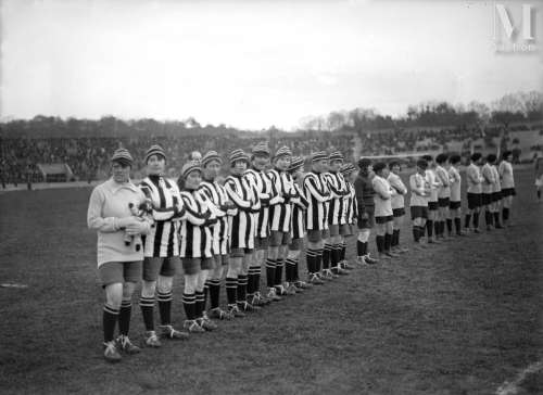 Football féminin : France–Angleterre (1-1), 1920, Stade Pers...