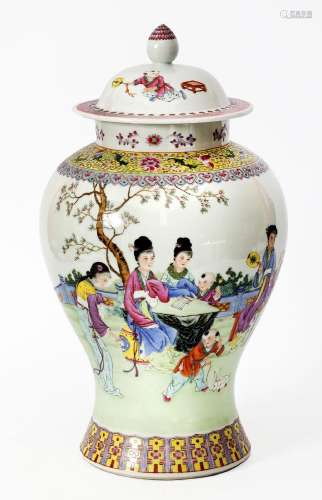Chine, XXe sièclePotiche couverte en porcelaine à décor en é...