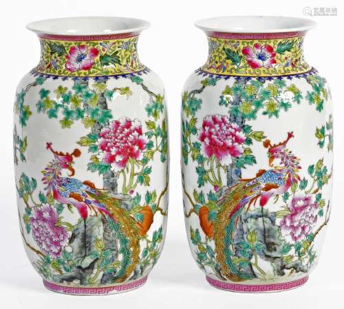 Chine, XXe sièclePaire de vases en porcelaine à décor en éma...