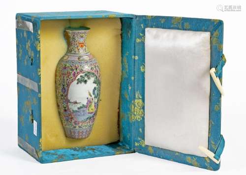 Chine, Epoque République (1912-1949)Vase en porcelaine dite ...
