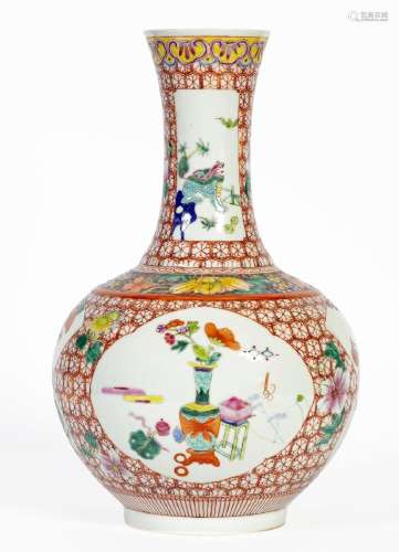 Chine, Epoque République (1912-1949)Vase en porcelaine à déc...