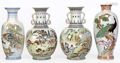 Chine, XXe siècleLot comprenant une paire de vases et deux v...