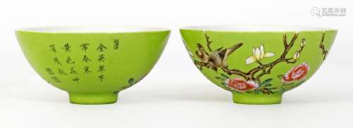Chine, XXe sièclePaire de bols en porcelaine à décor en émau...