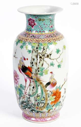 Chine, XXe siècleVase en porcelaine à décor en émaux de la f...