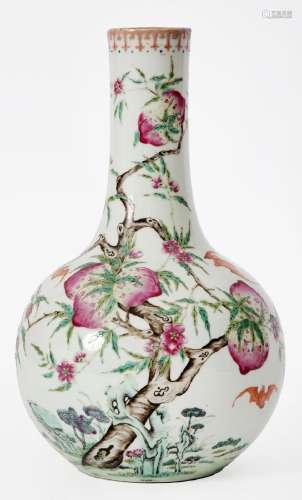 Chine, Epoque Jiaqing (1796-1820)Rare et important vase en p...