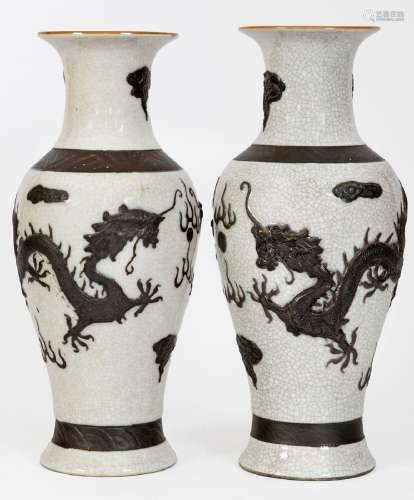 Chine, vers 1900Paire de vases en porcelaine craquelée de Na...