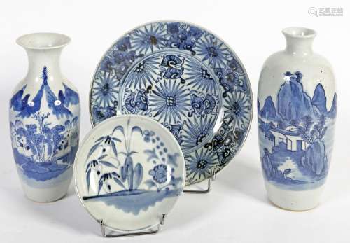 Chine, XIX-XXe siècleLot comprenant deux vases et deux coupe...