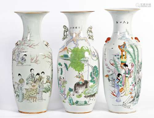 Chine, XIX-XXe siècleLot comprenant trois vases en porcelain...