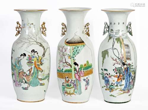 Chine, XIX-XXe siècleLot comprenant trois vases en porcelain...