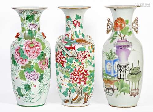 Chine, XIX-XXe siècleLot comprenant trois vases en porcelain...