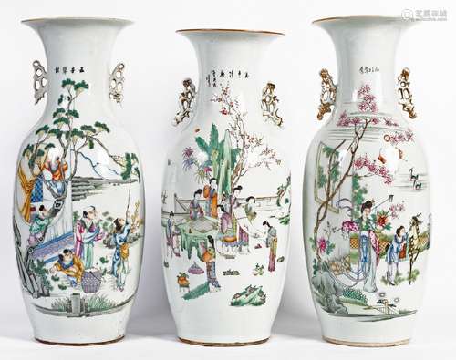 Chine, XIX-XXe siècleLot comprenant trois vases en porcelain...