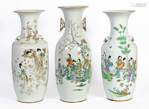 Chine, XIX-XXe siècleLot comprenant trois vases en porcelain...