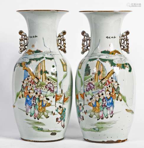 Chine, XIX-XXe sièclePaire de vases en porcelaine à décor en...