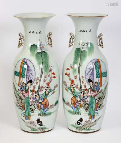 Chine, XIX-XXe sièclePaire de vases en porcelaine à décor en...