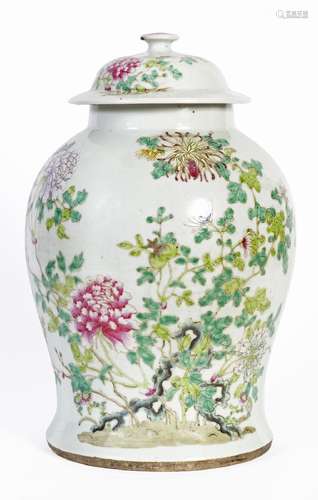 Chine, XIX-XXe sièclePotiche couverte en porcelaine à décor ...