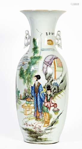 Chine, XIX-XXe siècleVase en porcelaine à décor en émaux pol...