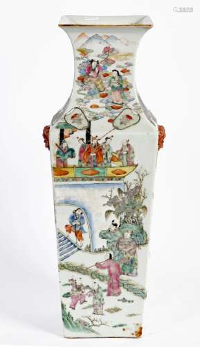 Chine, XIX-XXe siècleVase quadrangulaire en porcelaine à déc...