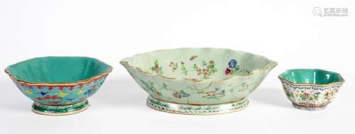 Chine, XIXe siècleLot comprenant trois coupes en porcelaine ...