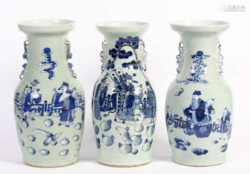 Chine, XIXe siècleLot comprenant trois vases en porcelaine à...