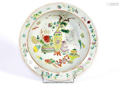 Chine, XIXe siècleBassin en porcelaine à décor en émaux de l...