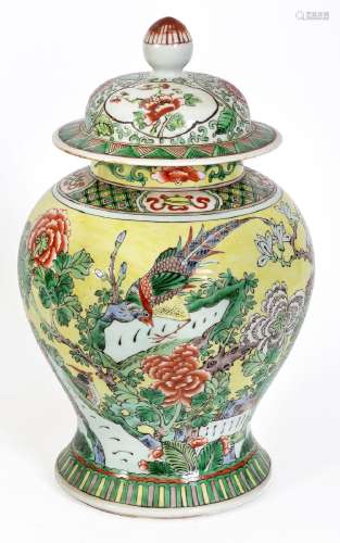 Chine, XIXe sièclePotiche couverte en porcelaine à décor en ...