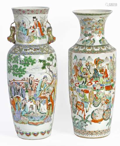 Chine, XIXe siècleDeux vases en porcelaine à décor en émaux ...