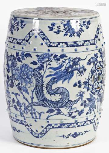 Chine, XIXe siècleTabouret ajouré en porcelaine à décor en é...