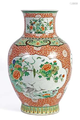 Chine, XIXe siècleGrand vase en porcelaine à décor en émaux ...