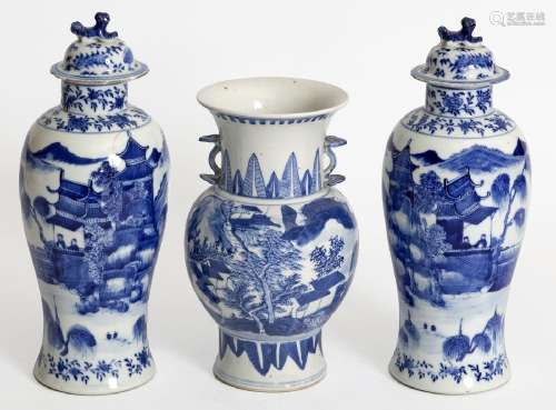 Chine, XIXe siècleLot comprenant une paire de vases couverts...