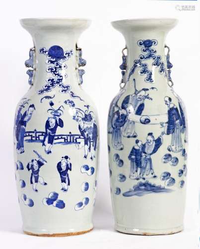 Chine, XIXe siècleDeux vases en porcelaine à décor en émaux ...