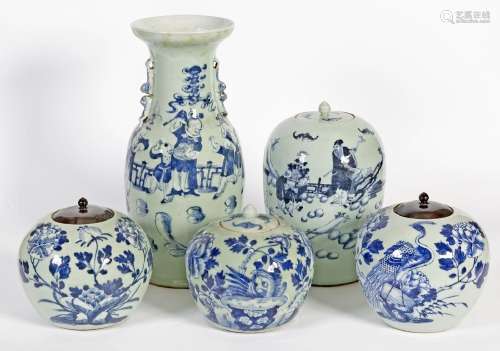 Chine, XIXe siècleLot comprenant un vase et quatre potiches ...