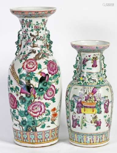 Chine, XIXe siècleDeux vases en porcelaine à divers décors e...
