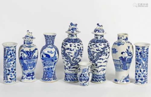 Chine, XIXe siècleLot comprenant une paire de vases couverts...