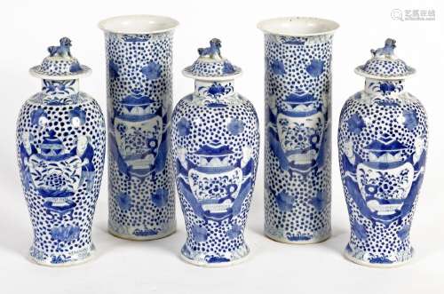 Chine, XIXe siècleGarniture de cinq pièces comprenant trois ...
